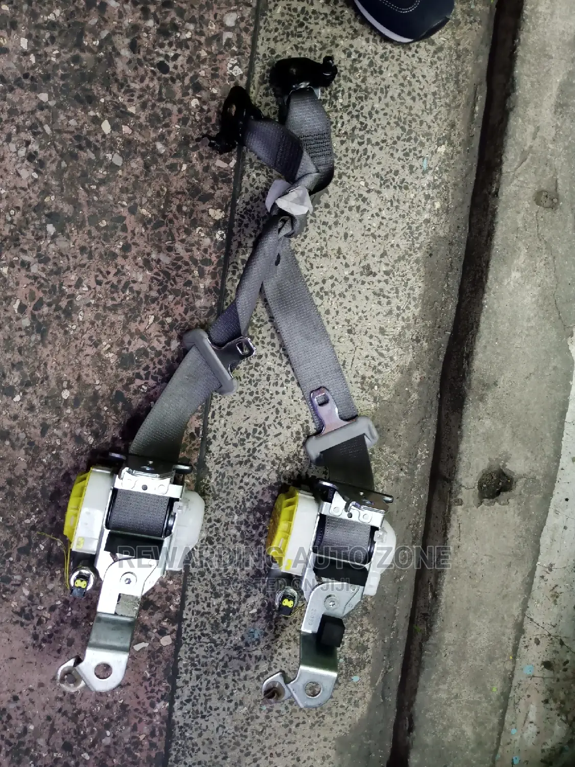 Axio 2015 Seat Belts.Front Belts.