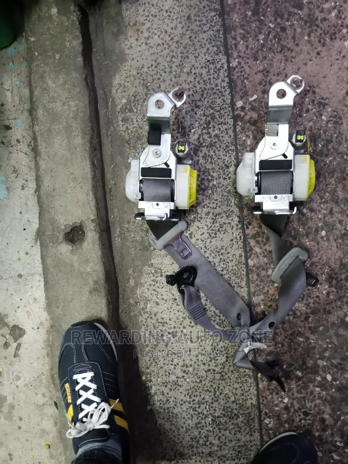 Axio 2015 Seat Belts.Front Belts.