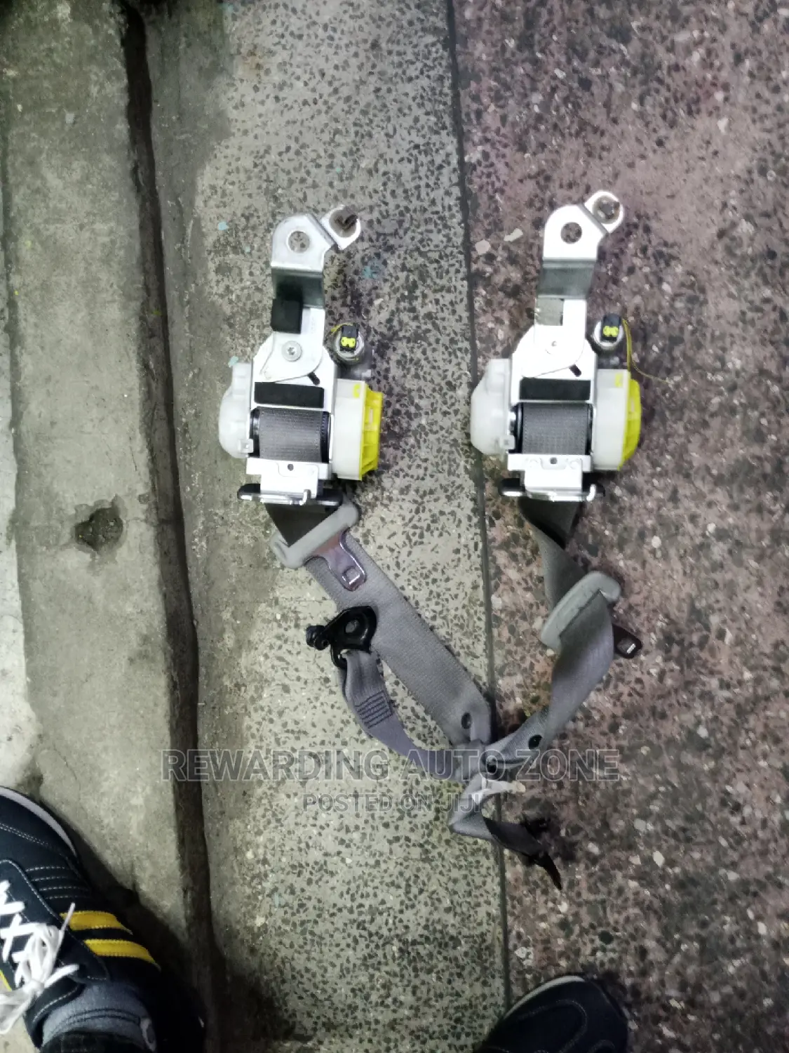 Axio 2015 Seat Belts.Front Belts.