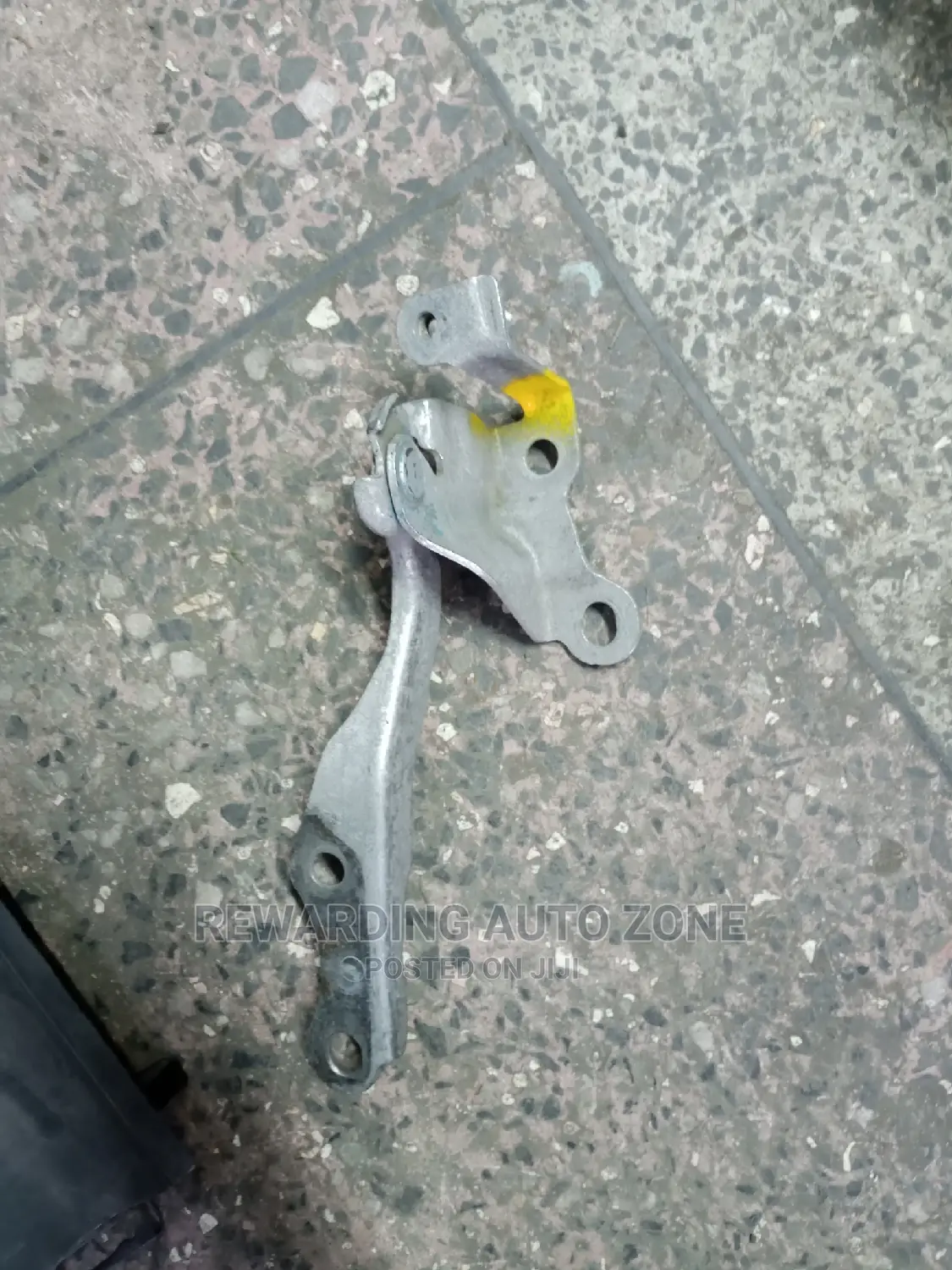 Toyota Isis Bonnet Hidges.