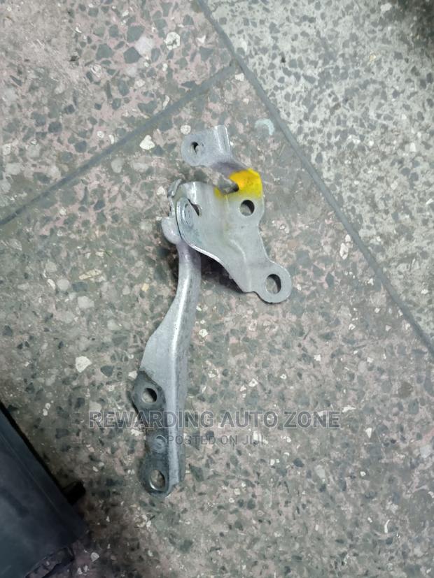 Toyota Isis Bonnet Hidges.