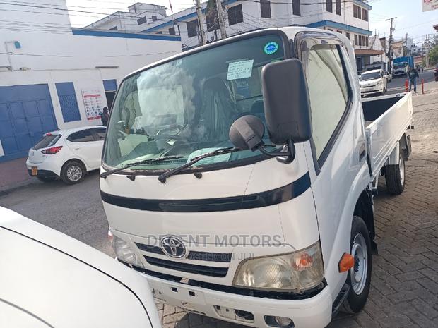 Toyota Dyna 2016 White - main view