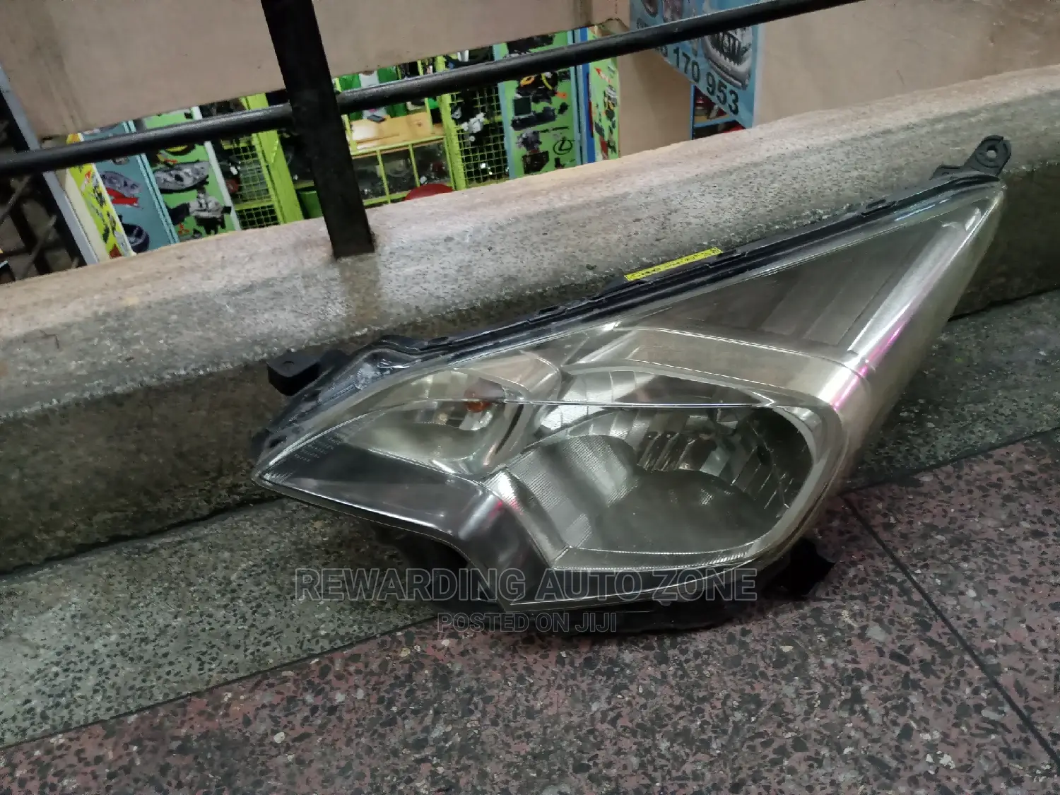 Ractise 2012 Headlight Non Xenon.