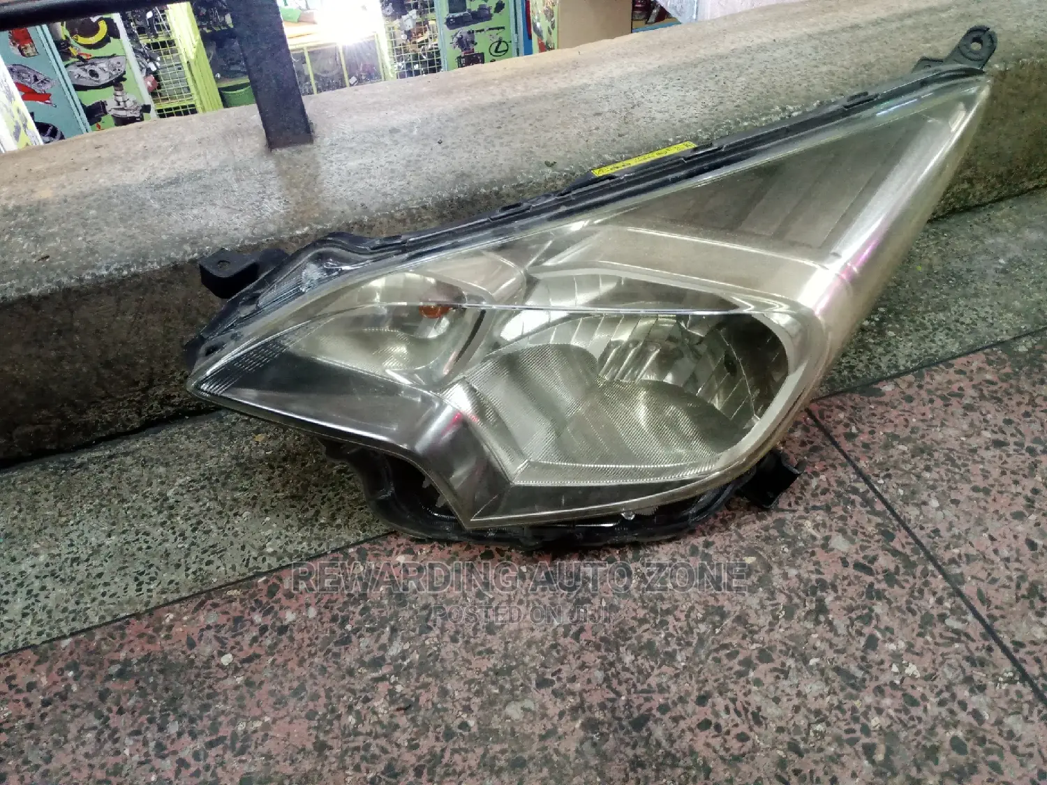 Ractise 2012 Headlight Non Xenon.