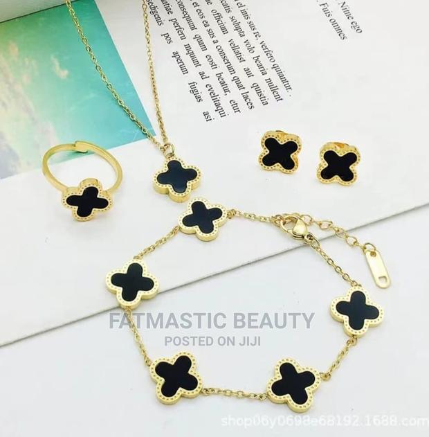 Van Cleef Jewellery Set - main view