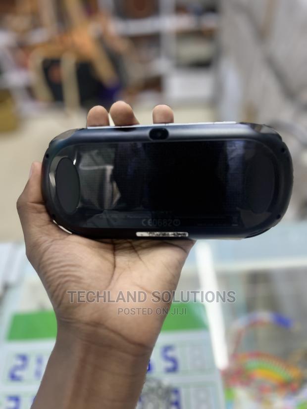 Sony Playstation Vita Chipped - thumbnail 2