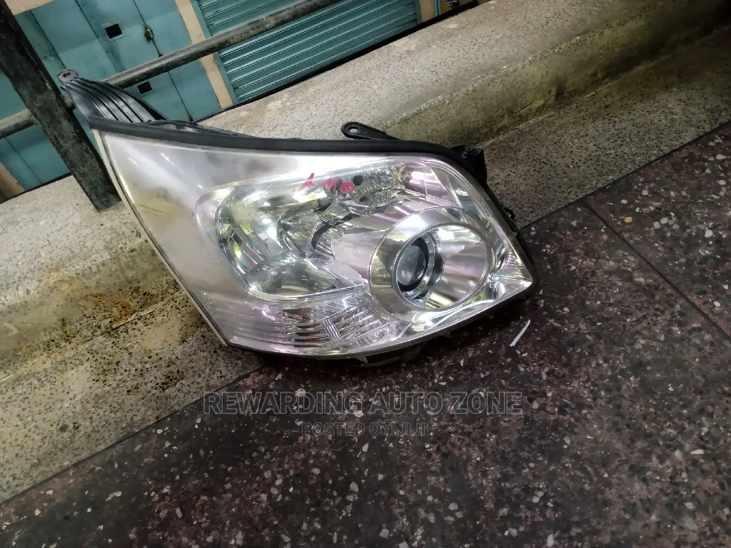 Noah 2008 Xenon Headlight.