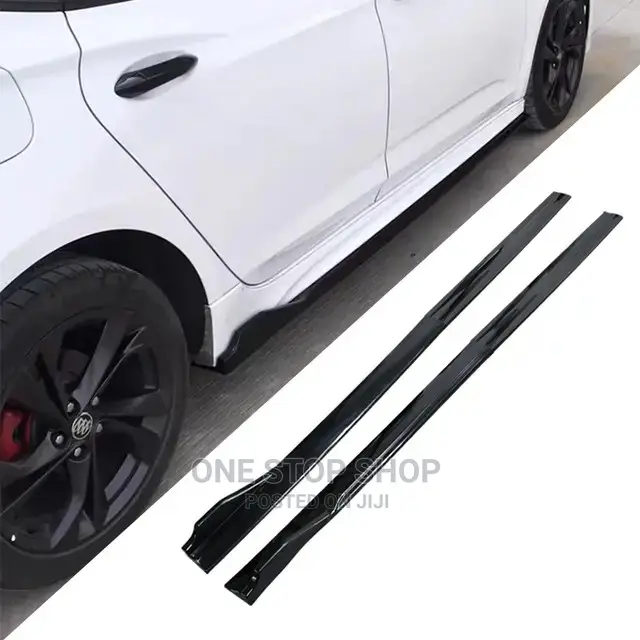Car Fitted With a Black Side Skirt (Universal Adjustable)