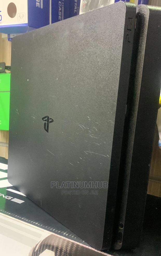 Chipped Playstation 4 Slim - main view