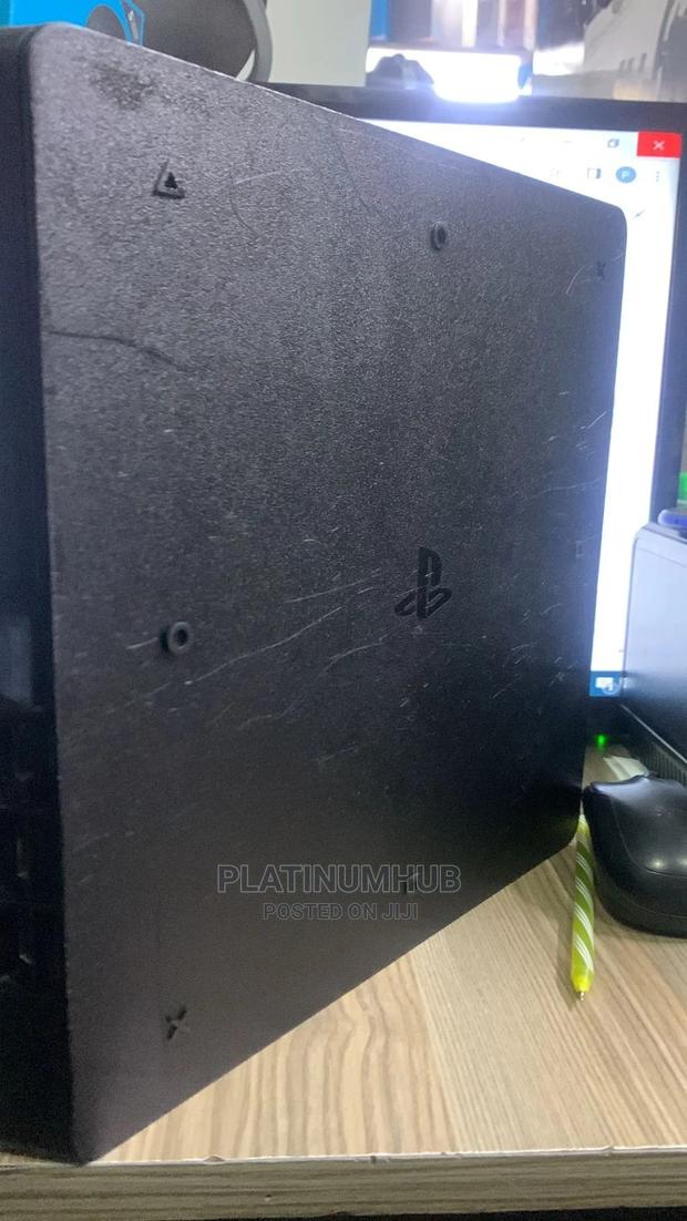 Chipped Playstation 4 Slim - thumbnail 2