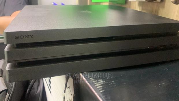 Playstation 4 PRO 1TB - thumbnail 2