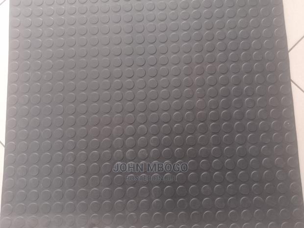 Round Studded Rubber Mat .