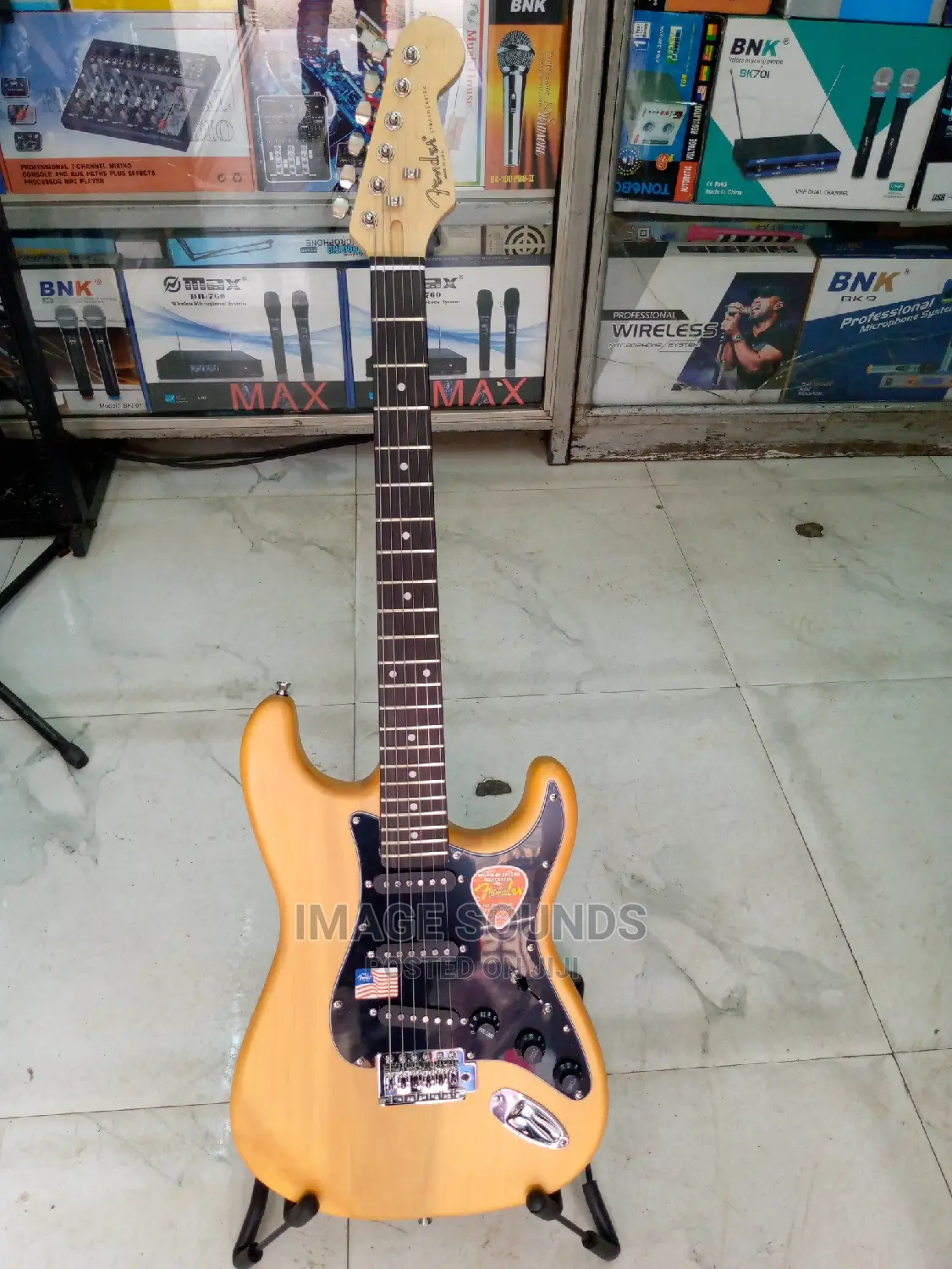 Solo Guitar Fender+Guitar Stand