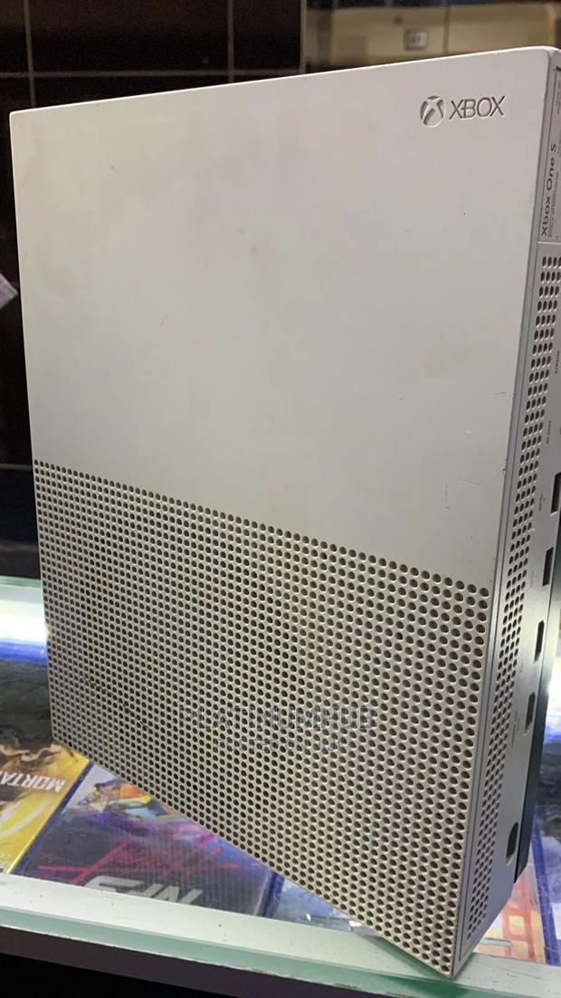 Microsoft X Box One S - thumbnail 2