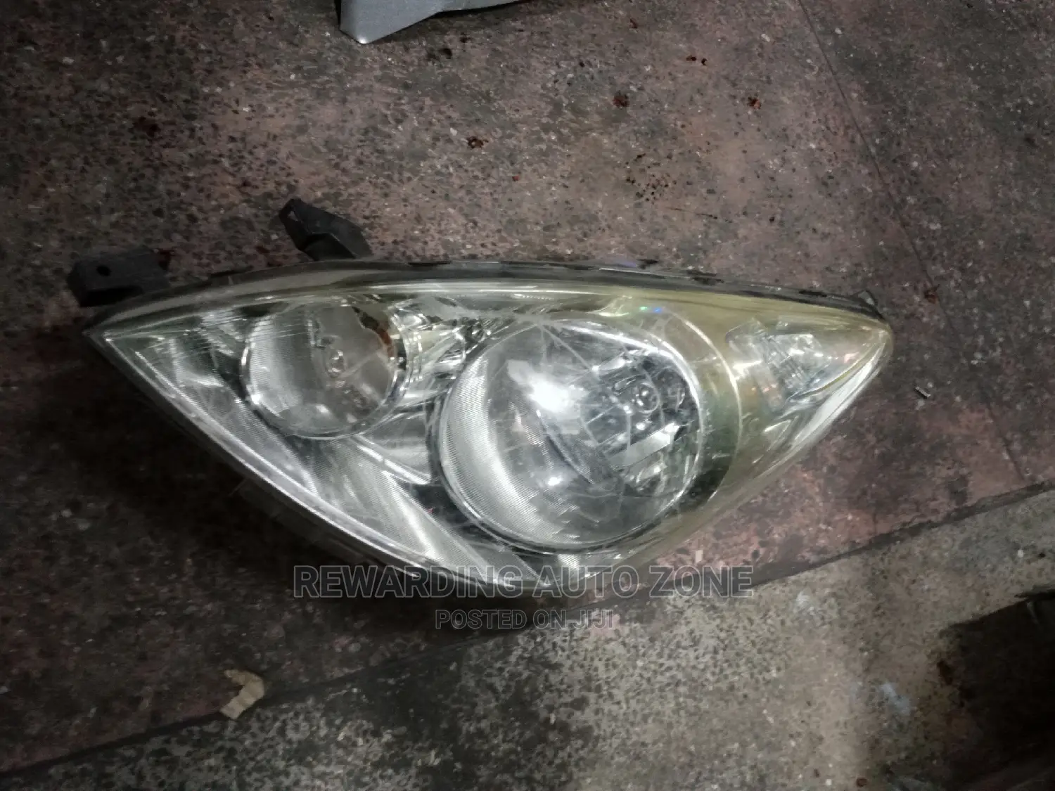 Nissan Note 2010 Model.Headlights