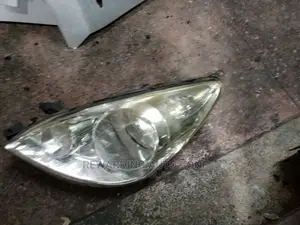 Nissan Note 2010 Model.Headlights