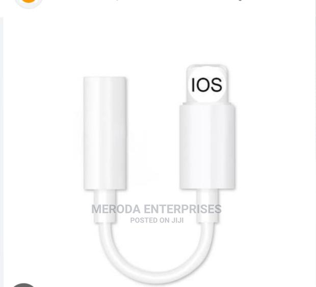 Apple Lighting to Headphone Jack Adapter for iPhone - thumbnail 3