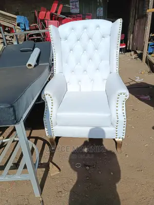 King Chair Snow White in Colour.