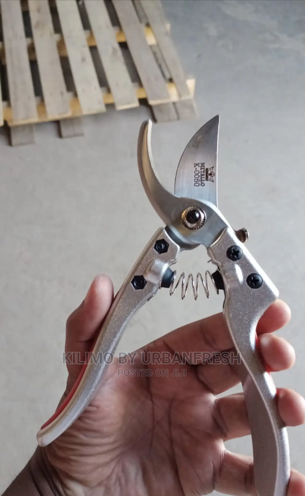 Secateurs : Prunners Cut and Hold Available.