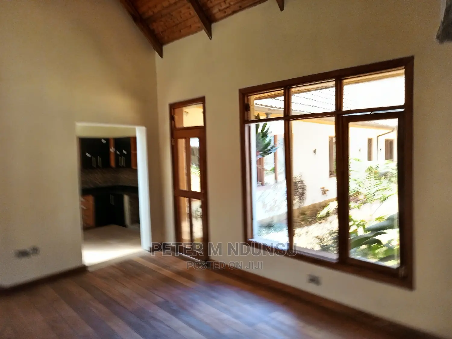 8bdrm Maisonette in Ridgeways for sale