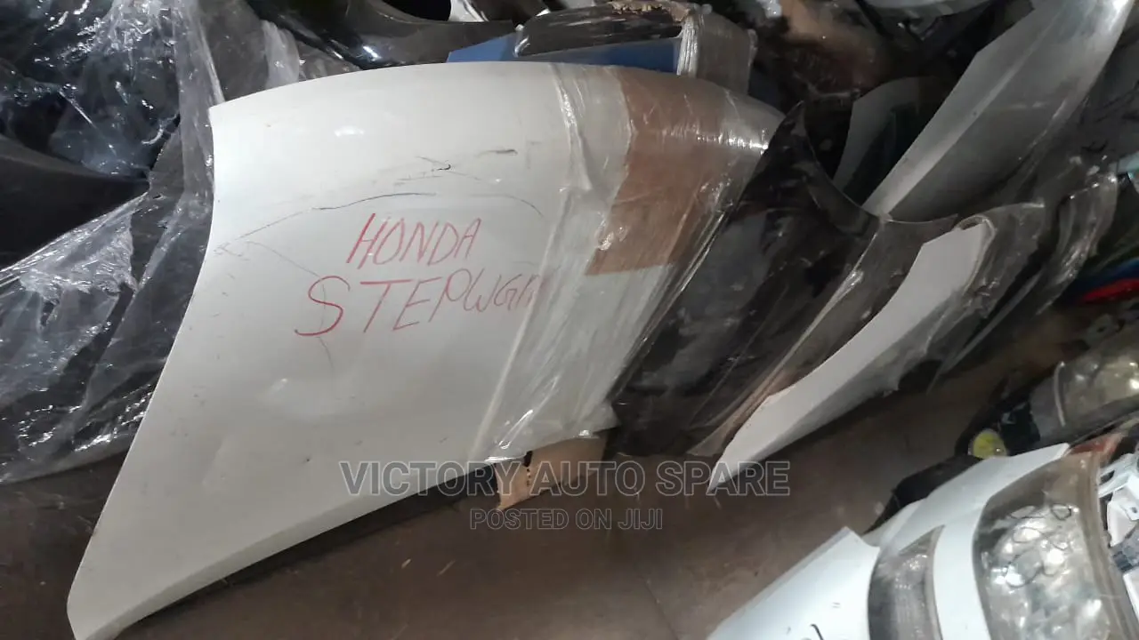 Honda Stepwagon Bonnet