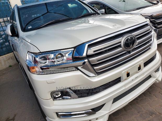 Toyota Land Cruiser 2017 Off White - thumbnail 3