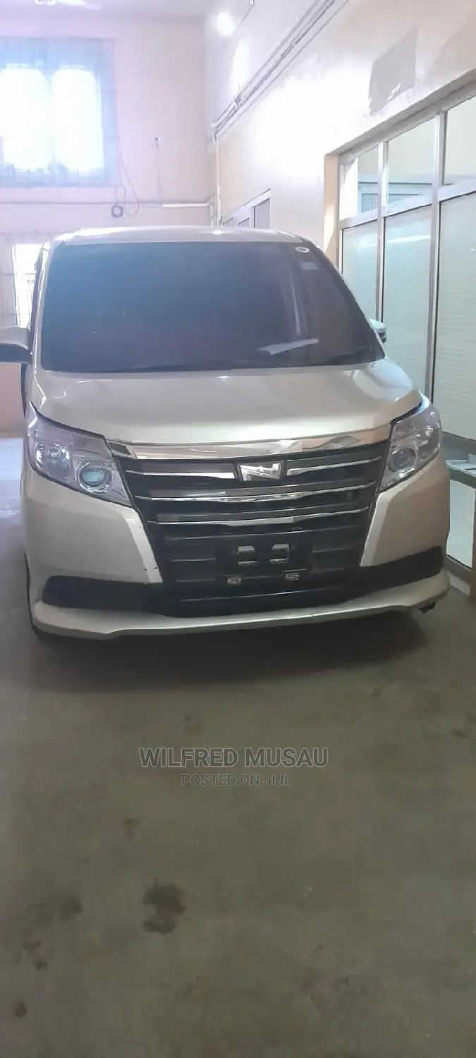 Toyota Noah 2014 Silver