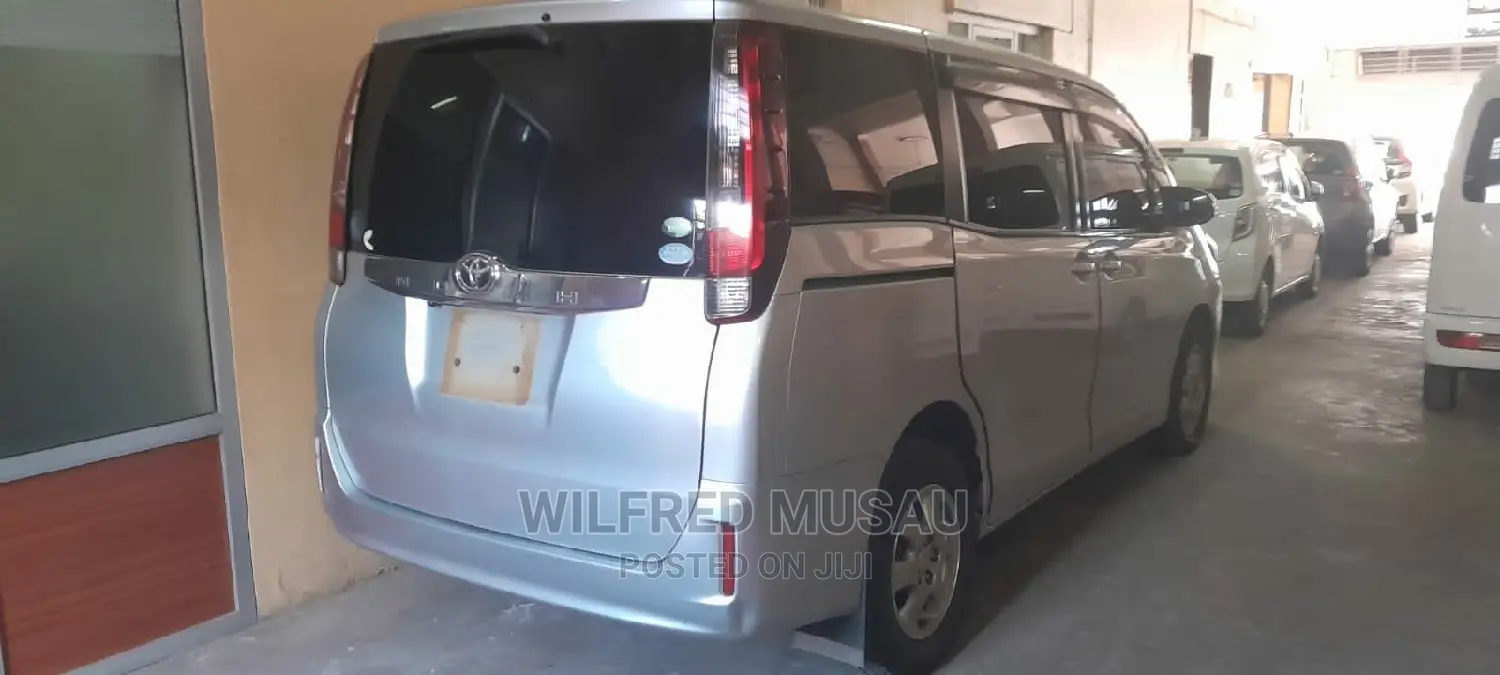 Toyota Noah 2014 Silver