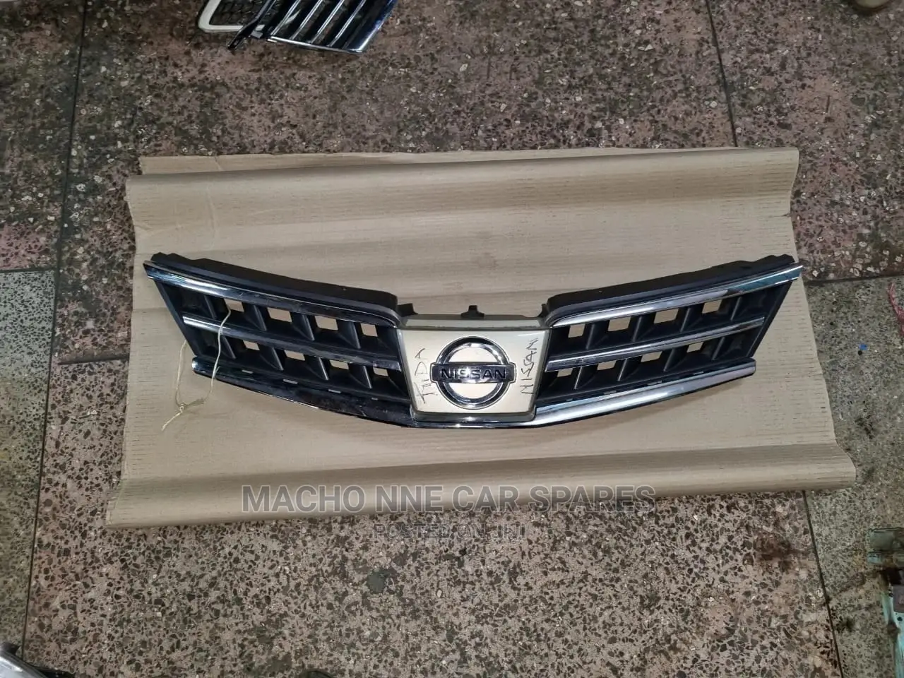 Nissan Tiida 2008 Grill