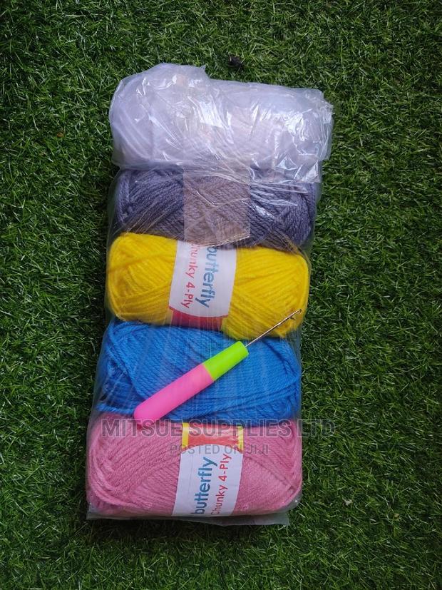 CBC Assorted Colors 5 Chunky Yarn With A Latching Hook