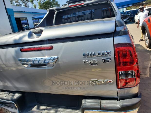 Toyota Hilux 2017 Gray - thumbnail 3