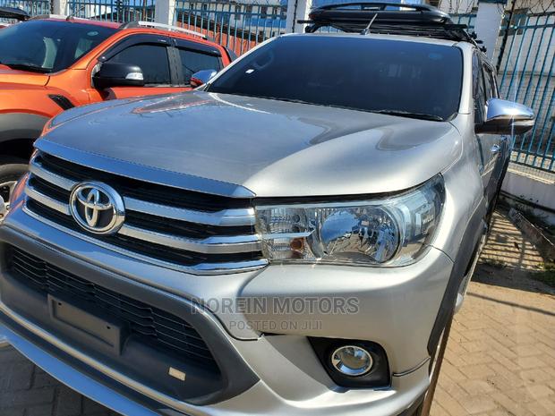 Toyota Hilux 2017 Gray - thumbnail 2