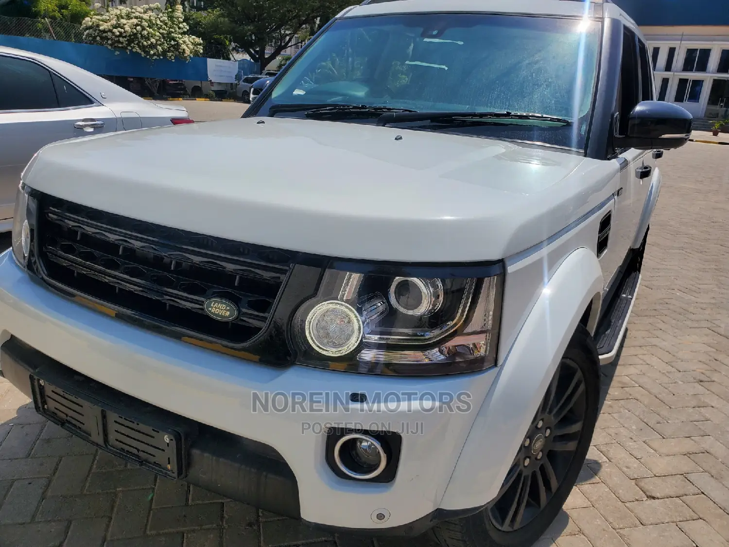 Land Rover Discovery 2015 White