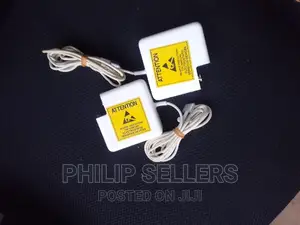 Power Adapter Features a Magnetic DC