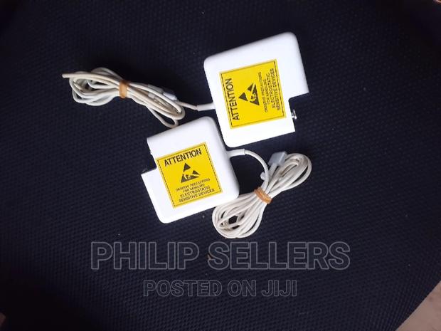 Power Adapter Features a Magnetic DC