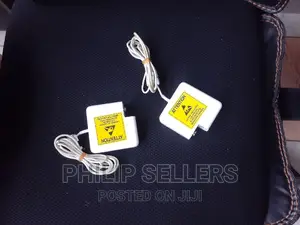 Power Adapter Features a Magnetic DC