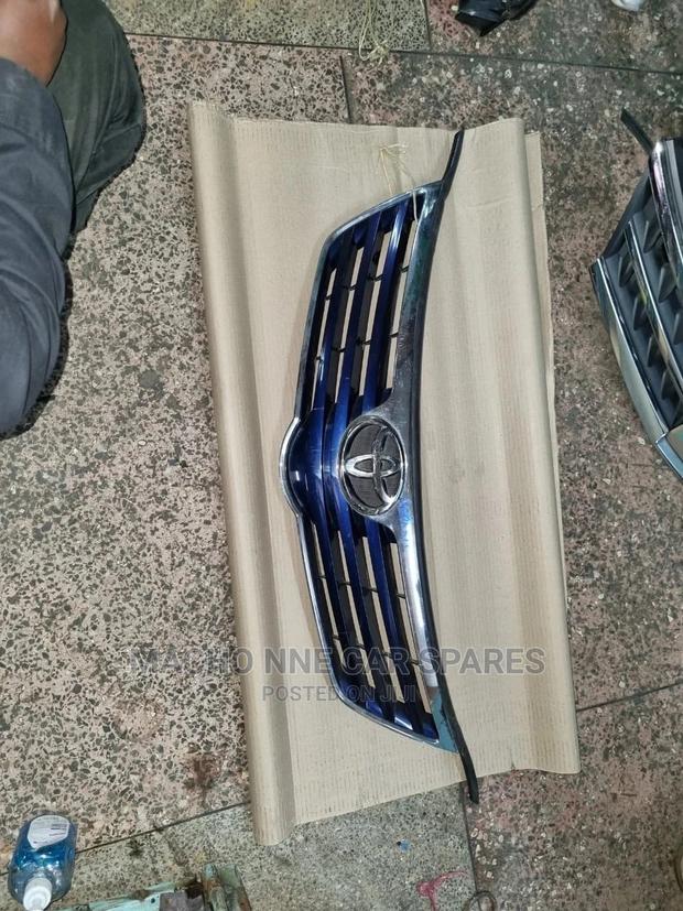 Toyota Avensis 2010 Grill - main view