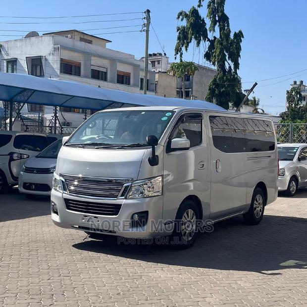 Nissan NV3500 2015 Silver - thumbnail 3