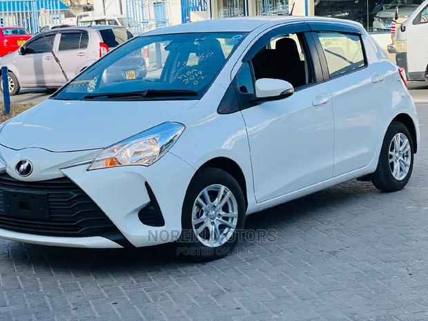Toyota Vitz 2018 White - thumbnail 2