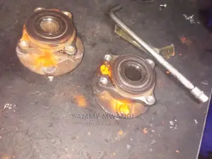 Subaru Legacy Front Hub Avairable
