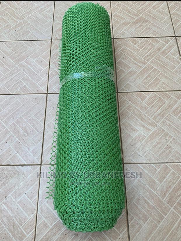 Plastic Poultry Mesh 25 X 1M Roll. - thumbnail 4
