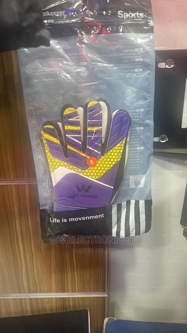 Best Kids Goalkeepers Gloves - main view