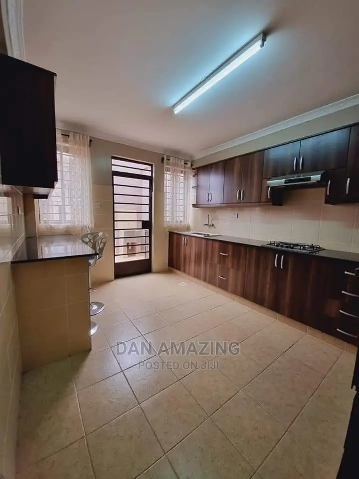 5bdrm Maisonette in Katani for sale