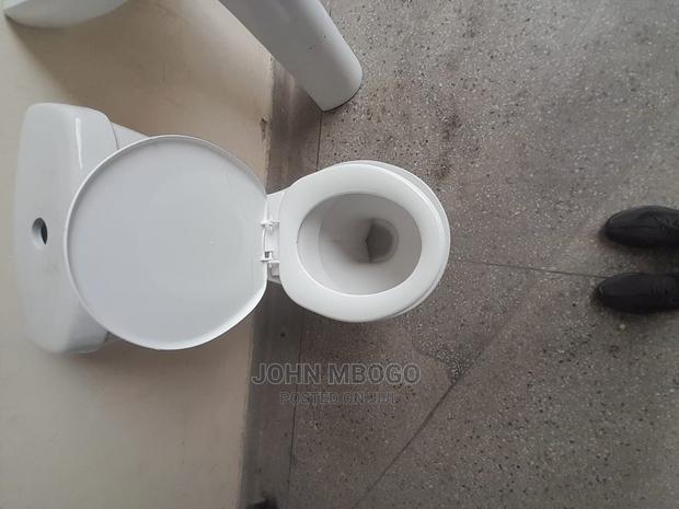 Close Couple Toilet Set .