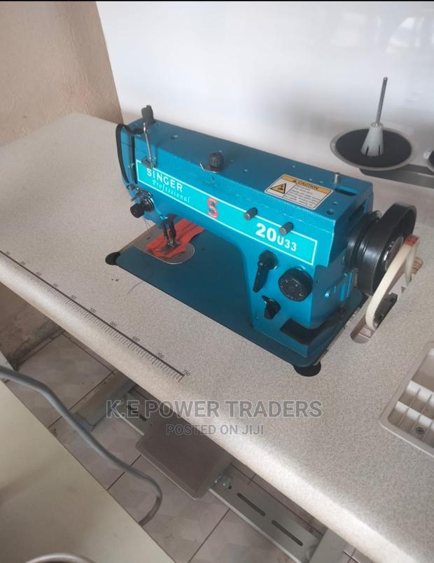 Multi-purpose Zigzag Singer 20u Sewing Machine - main view