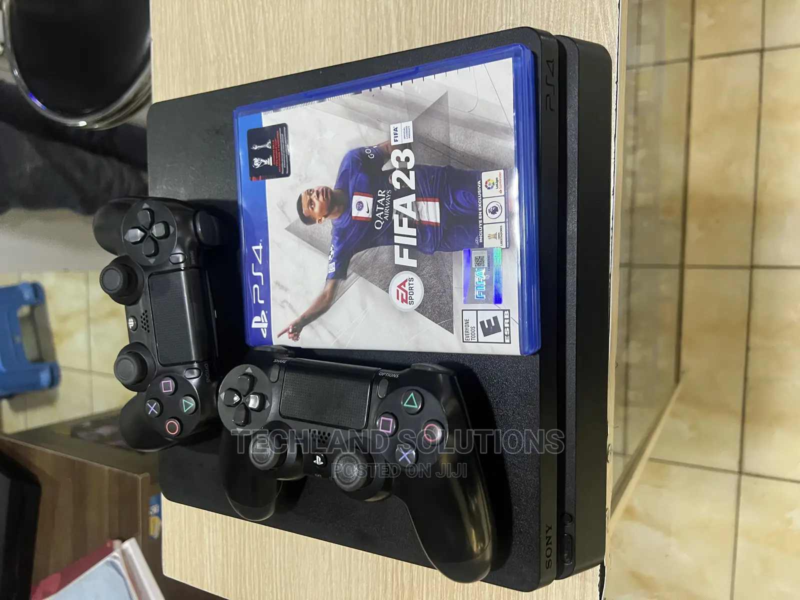 PS 4 Slim , 2 Pads , Fifa23