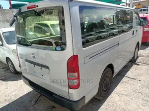 Toyota HiAce 2017 Silver