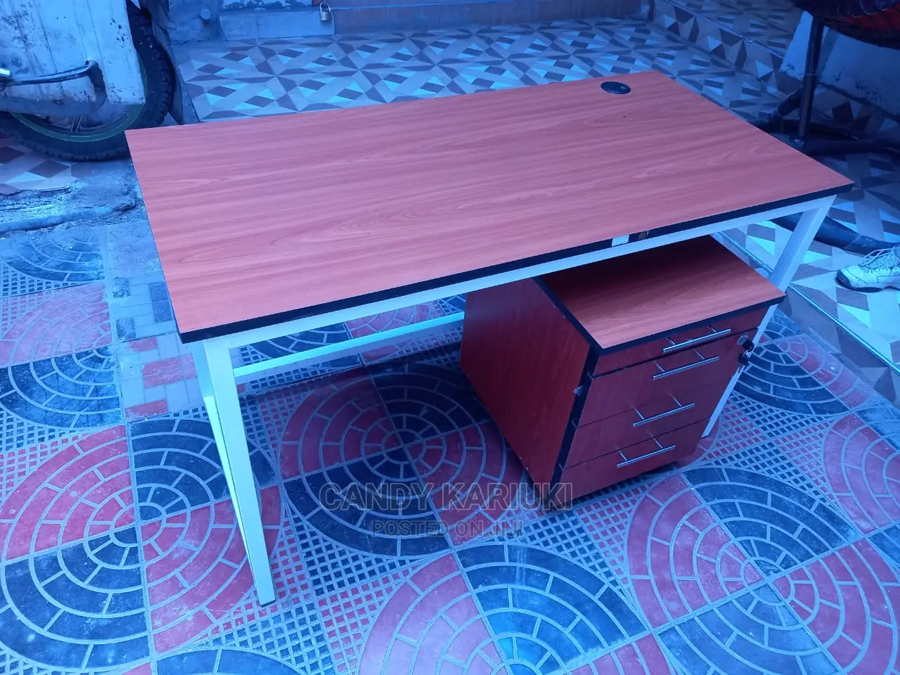 1.4m Office Desk With Movable Drawers