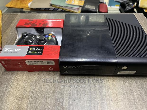 Xbox 360 E - thumbnail 3