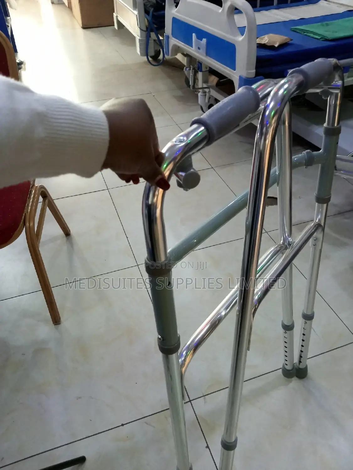 Foldable Walking Frame Without Wheels.